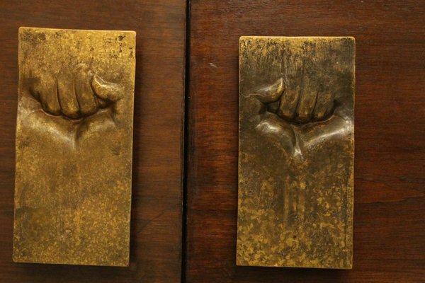 Sin título (tiradores de puerta) | Centro Gabriela Mistral